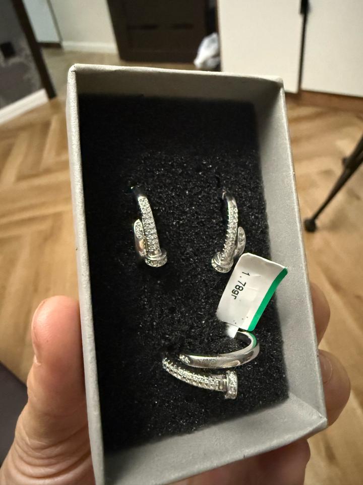 Серьги и кольцо  в подарочной коробке