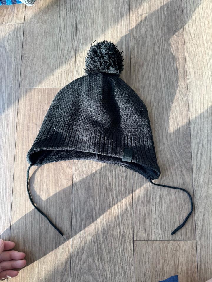 Шапка H&M с помпоном