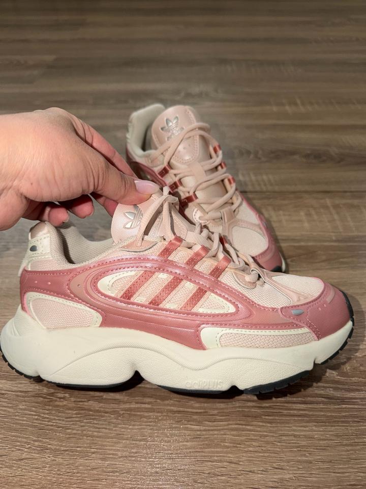 Кроссовки розовые adidas