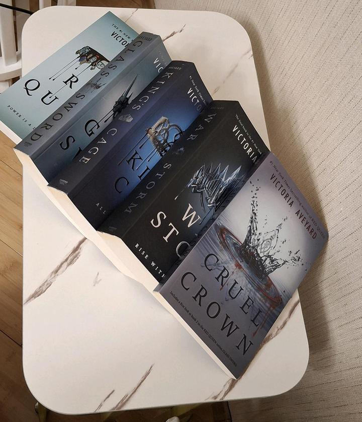 Red Queen by Victoria Aveyard