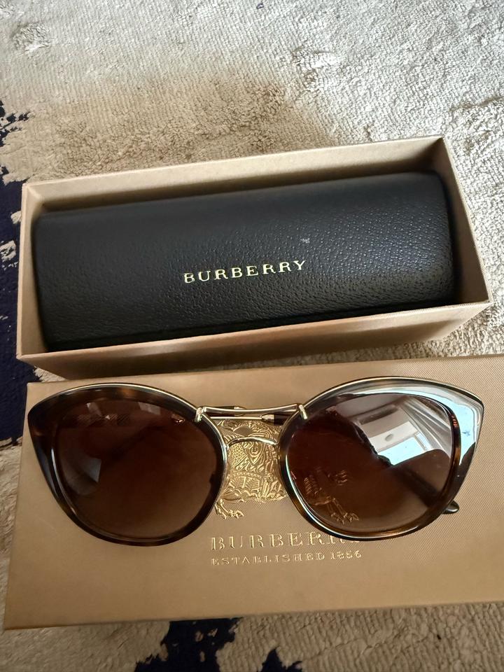 Солнцезащитные очки Burberry