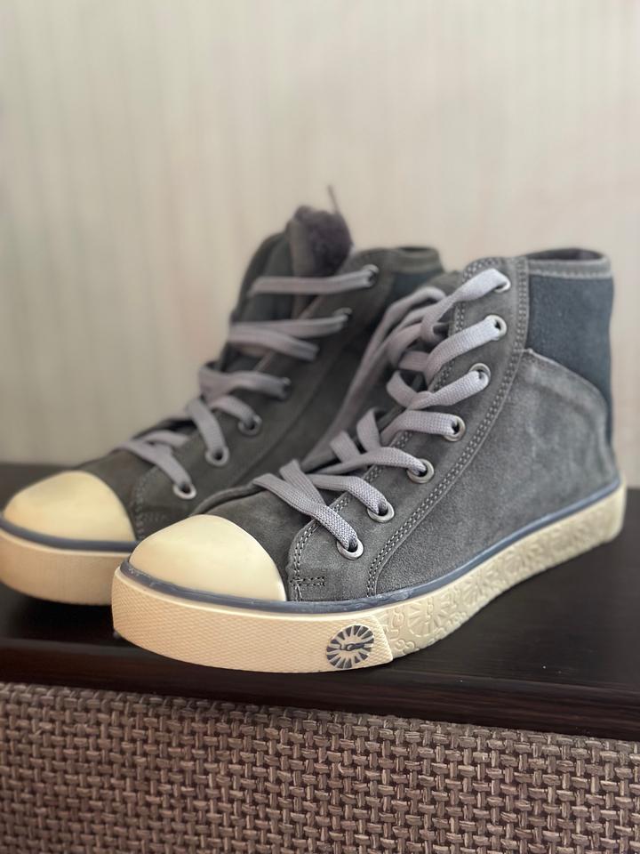 UGG