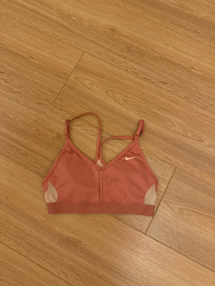 Спортивный топ Nike