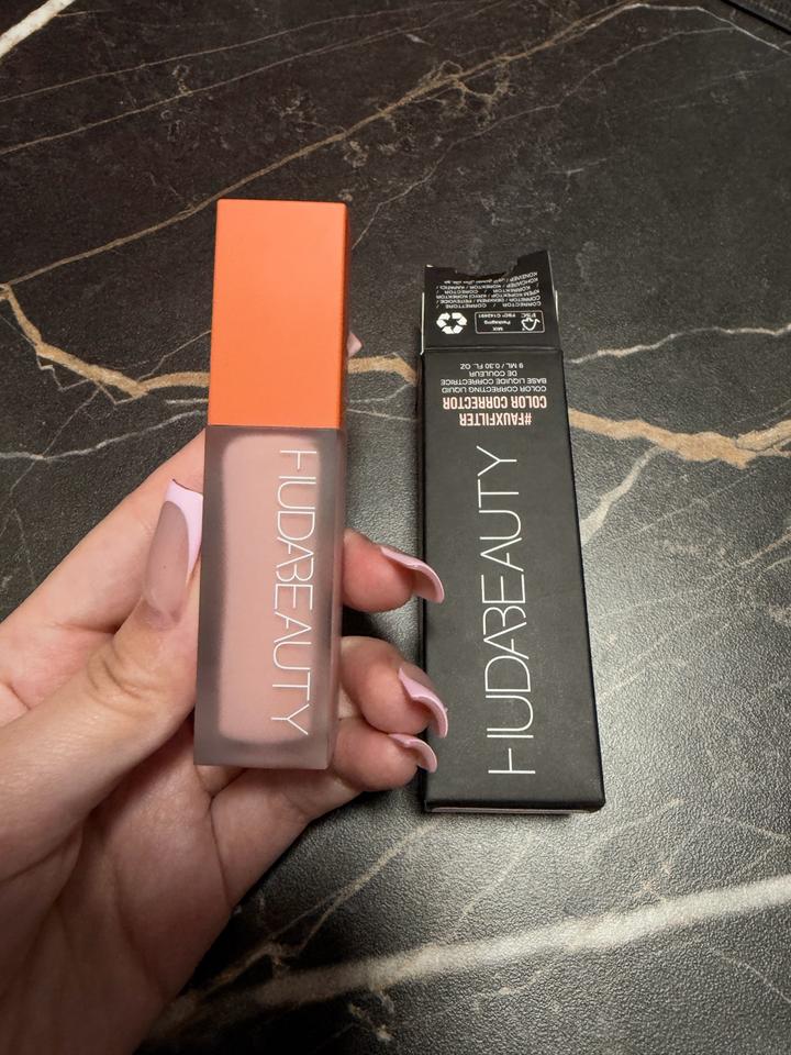 Huda Beauty корректор Fauxfilter