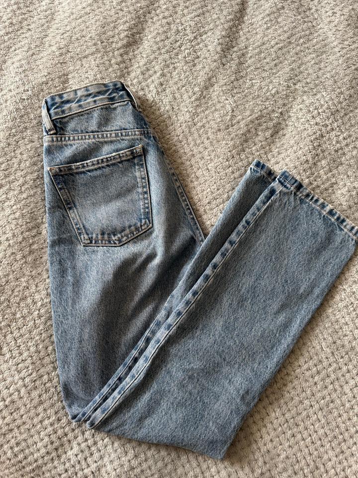 Голубые джинсы Zara