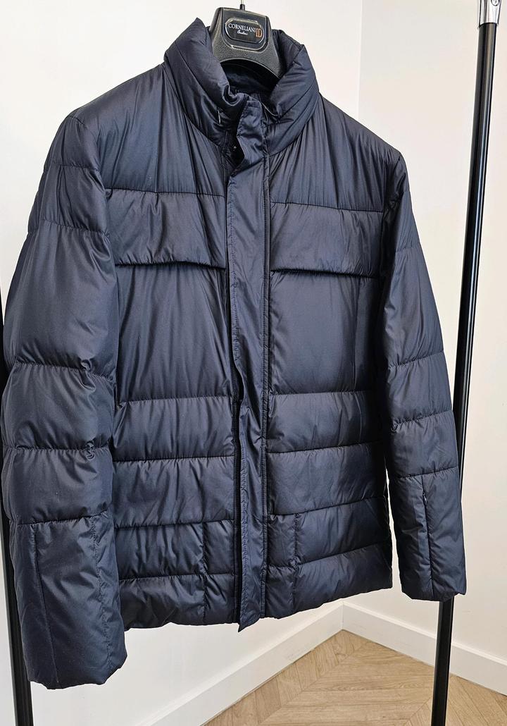 Corneliani—тёмно-синяя утеплённая куртка.