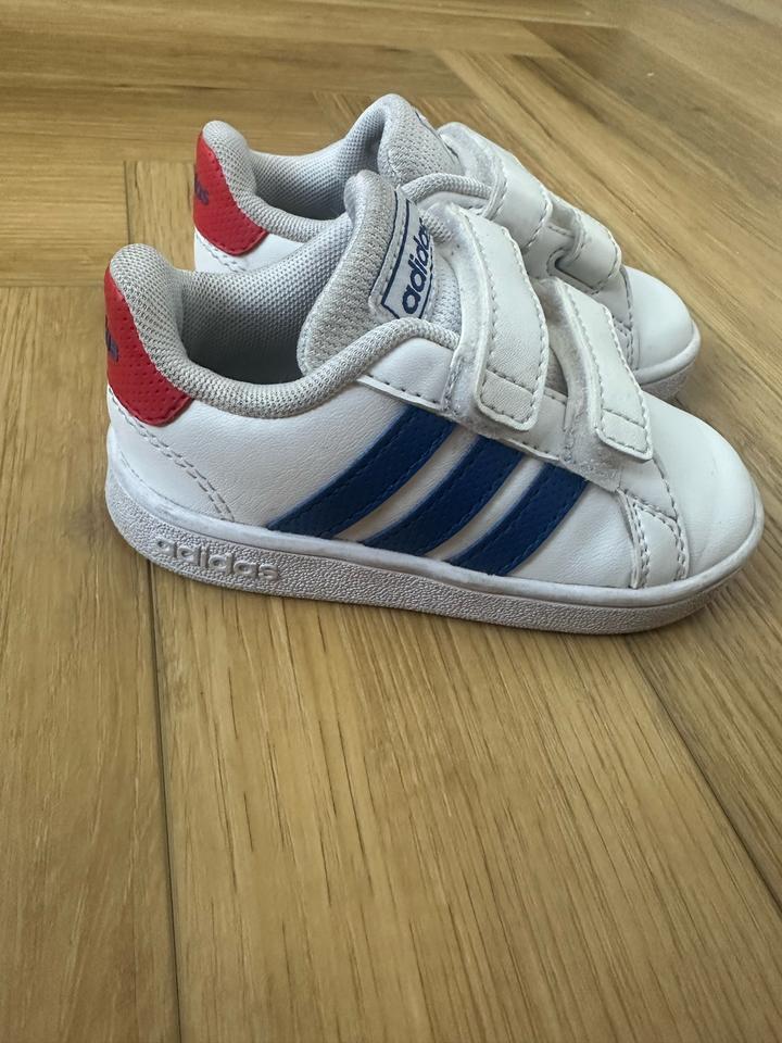 Кроссовки adidas