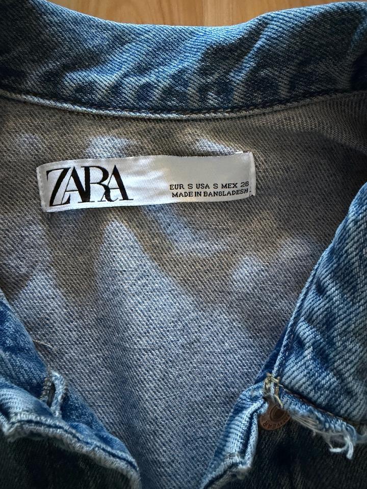 Джинсовка ZARA oversize рваная в голубом цвете