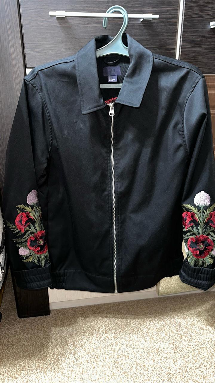 Бомбер H&M с цветочной вышивкой