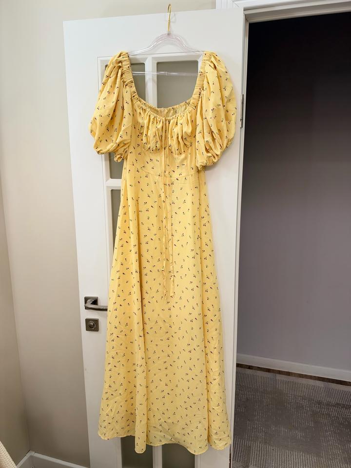 chic Платье  с пышными рукавами в цветочек