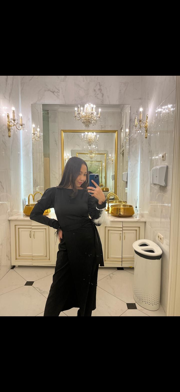 chic Черное платье с перьями на рукавах