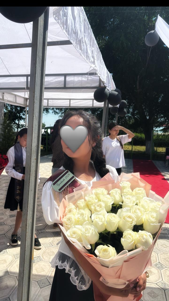 блузка объемными рукавами и шнуровкой