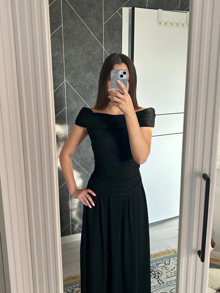 Черное платье с открытыми плечами