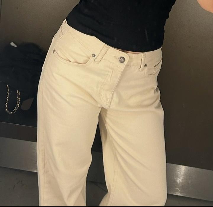 Джинсы молочные