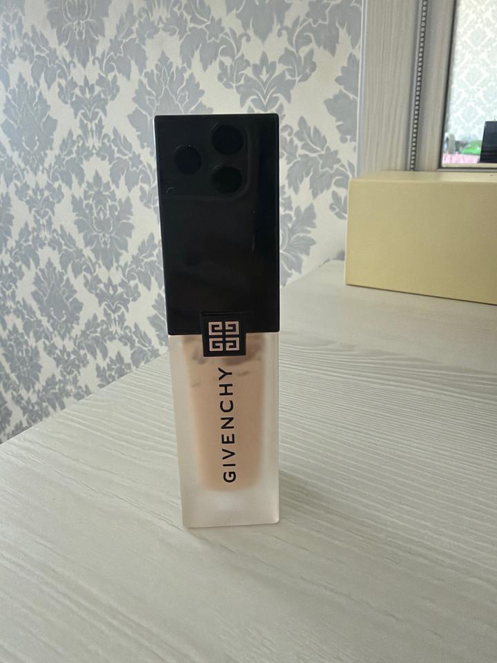Тональный крем Givenchy