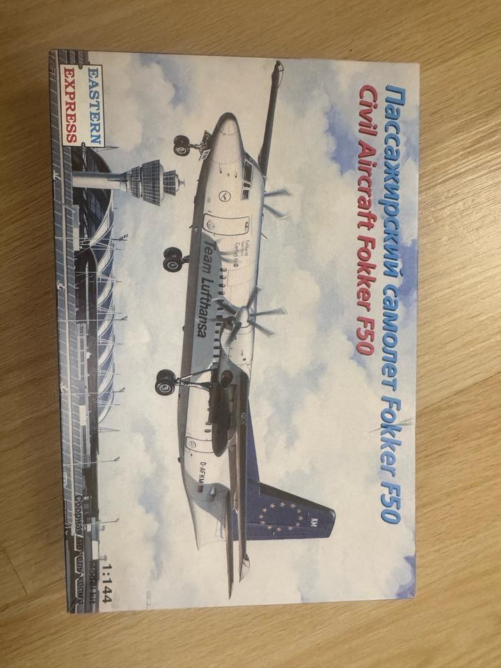Сборная модель самолета Fokker F50