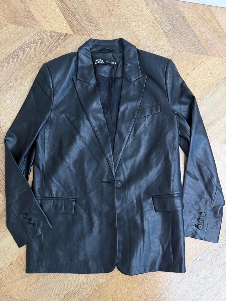 Пиджак ZARA из экокожи черный