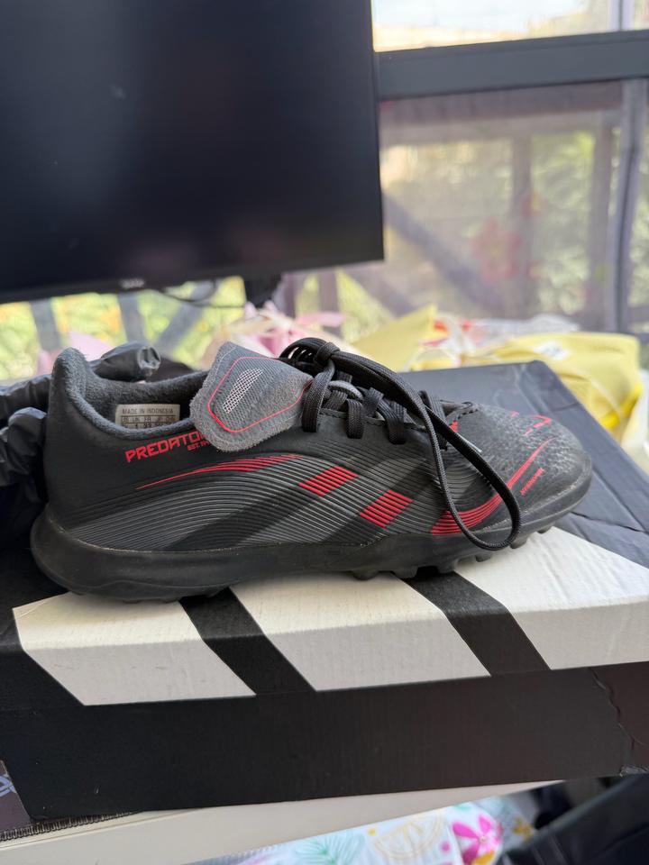 Футбольные бутсы adidas Predator