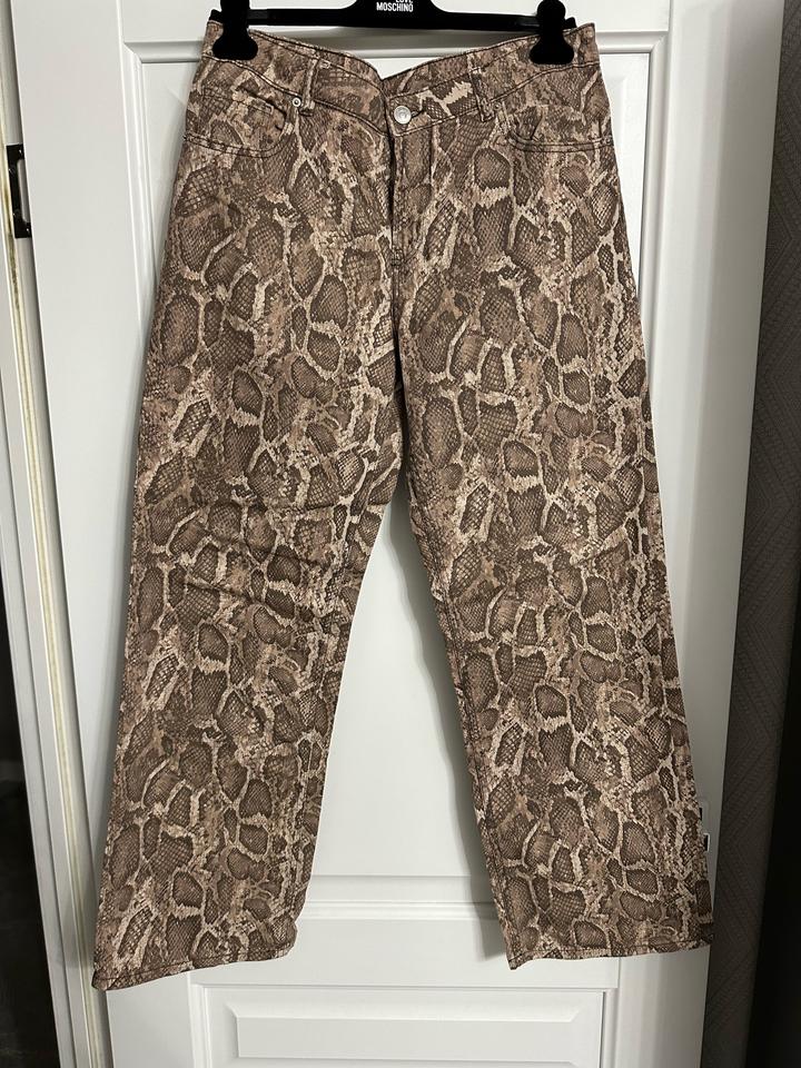 Джинсы H&M со змеиным принтом