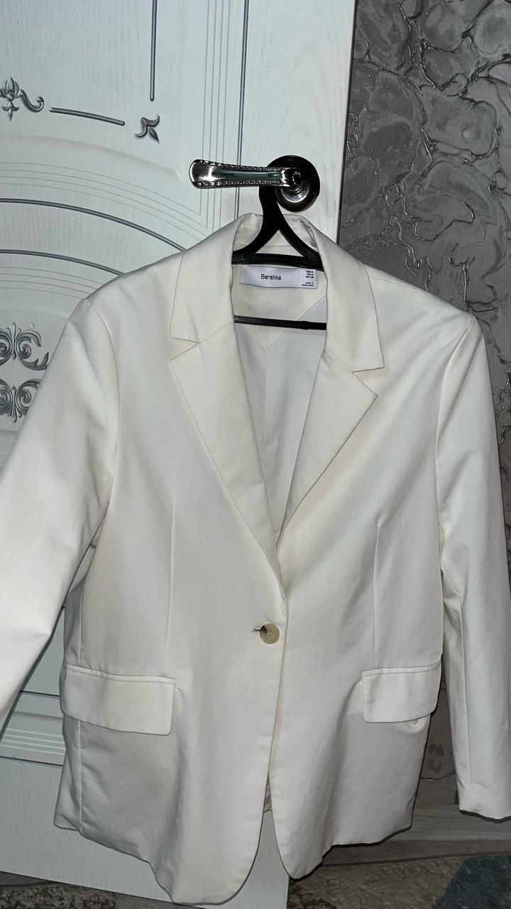 Белый пиджак BERSHKA