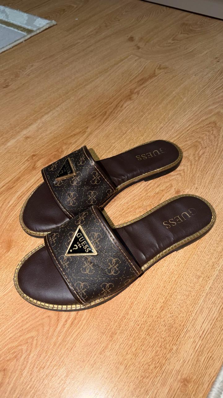Женские шлепанцы Guess.