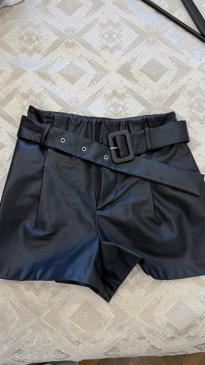 Шорты Zara из экокожи с ремнем и пряжкой