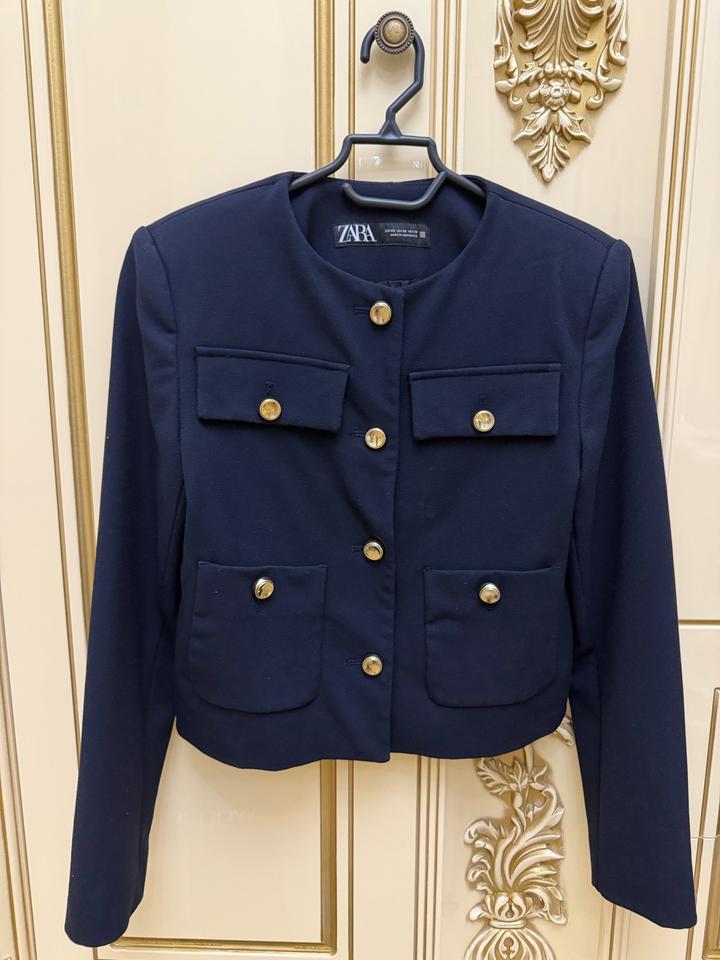 Укороченный блейзер Zara с золотистыми пуговицами
