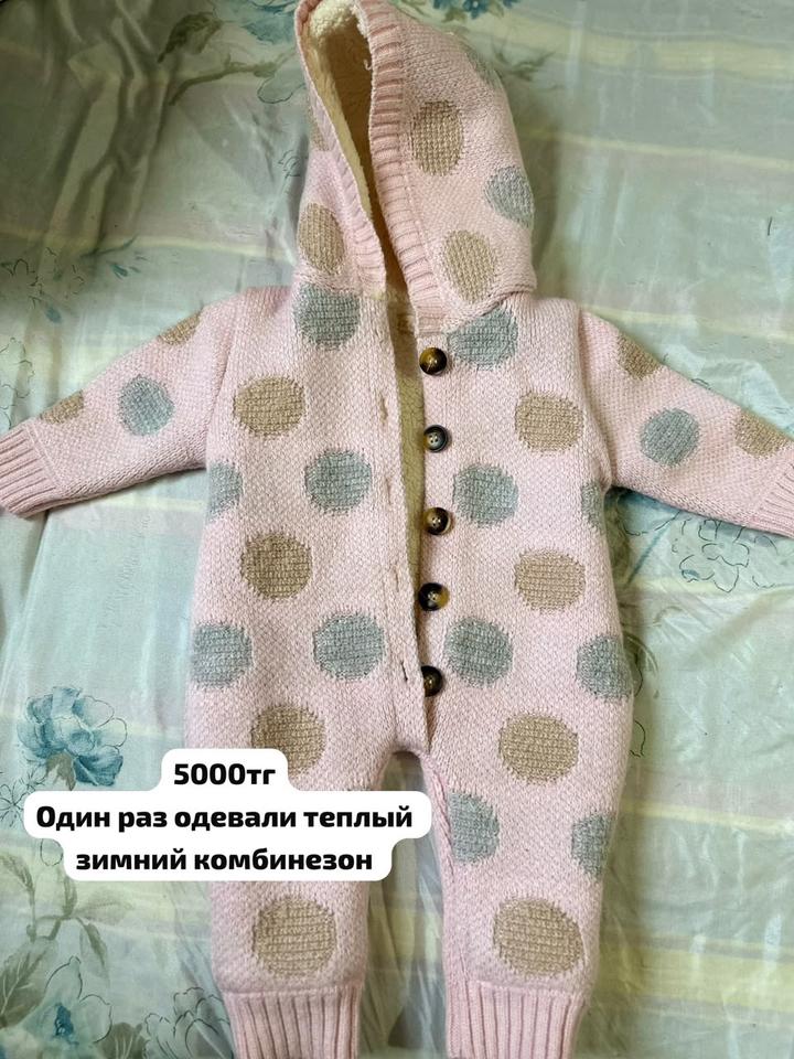 Вязаный детский комбинезон в горошек