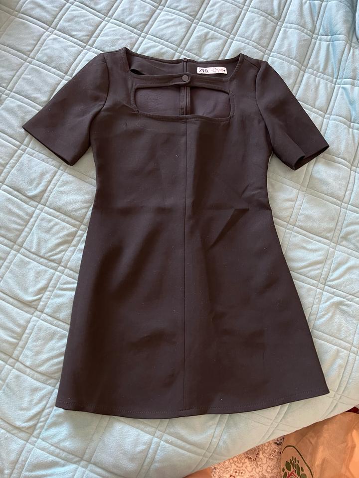 Черное мини-платье ZARA с вырезом