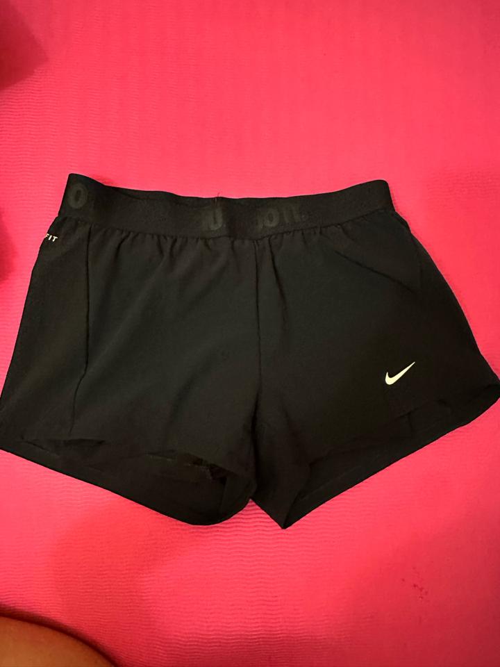 Спортивные шорты Nike