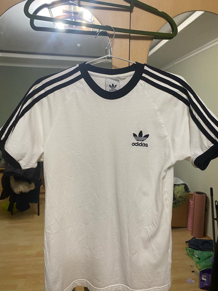 Футболка adidas с полосками