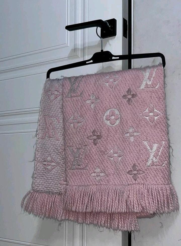Розовый шарф Louis Vuitton