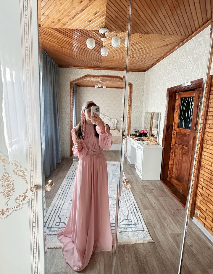 Розовое платье