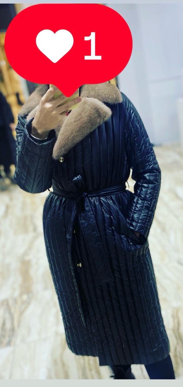 Стеганое пальто с меховым воротником