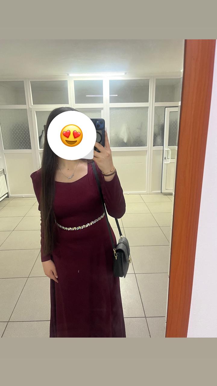 Длинное бордовое платье