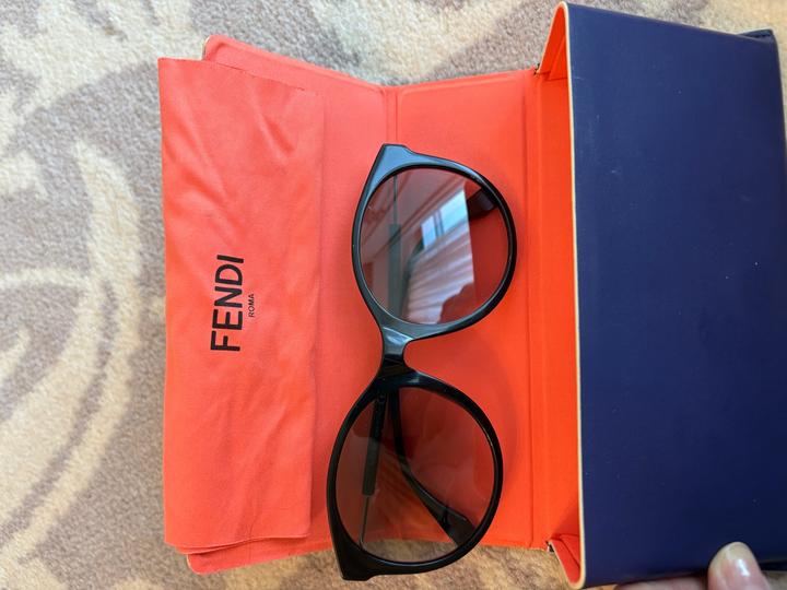 Солнцезащитные очки Fendi