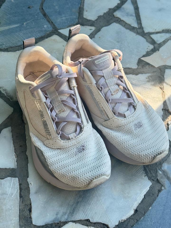 Кроссовки New Balance Beaya