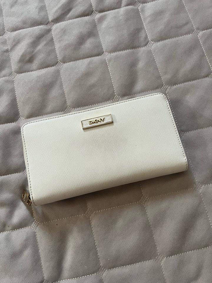 DKNY