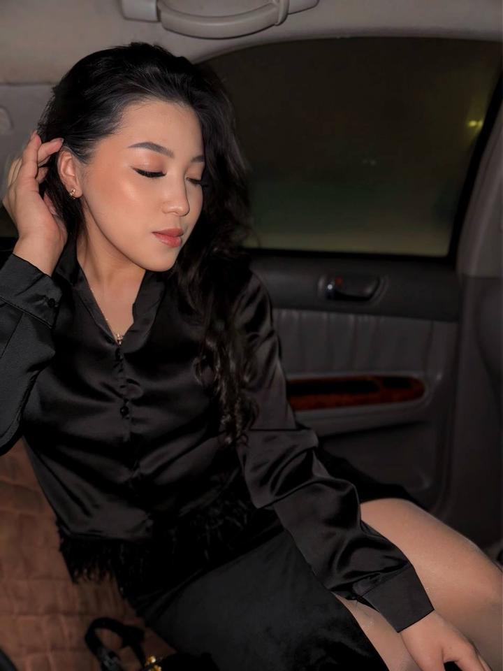 Укороченная атласная рубашка с отделкой перьями