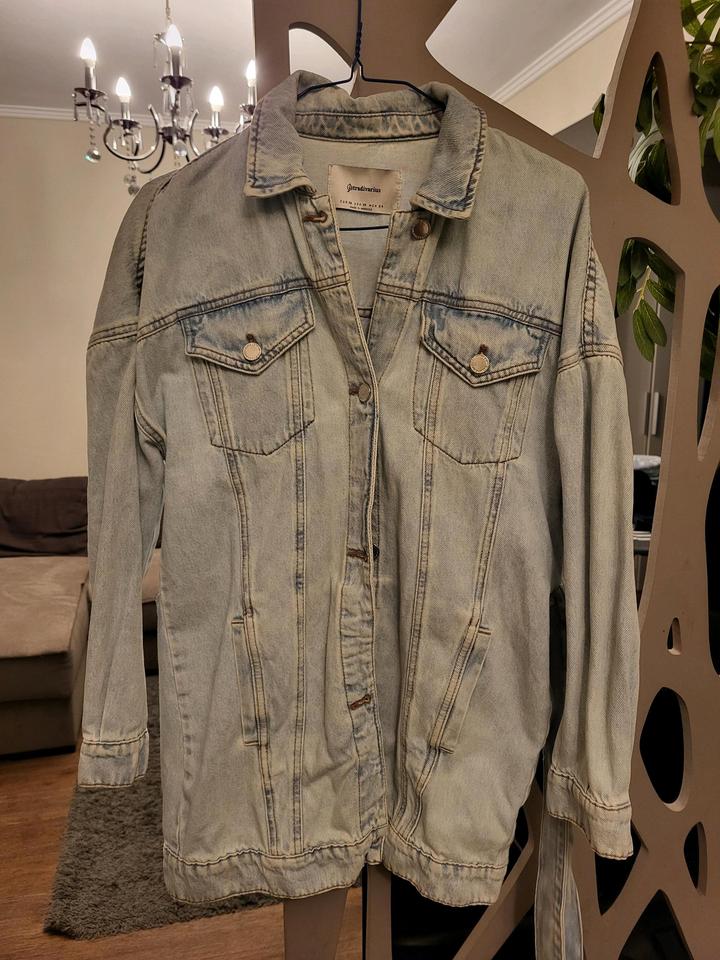 Джинсовая куртка Stradivarius с поясом