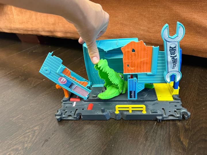 Игровой набор Hot Wheels City Атака крокодила в мастерской