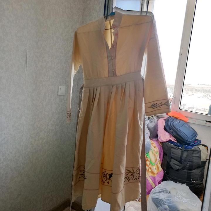 Бежовое платье