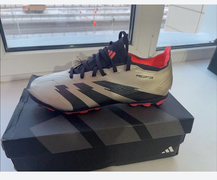 Футбольные бутсы adidas Predator