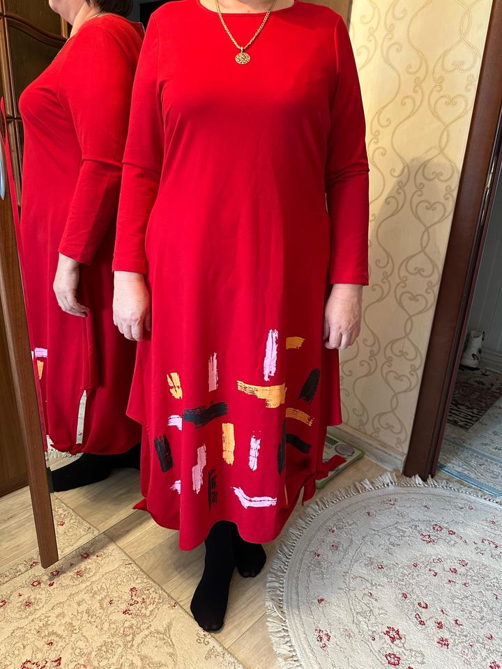 Красное платье с принтом