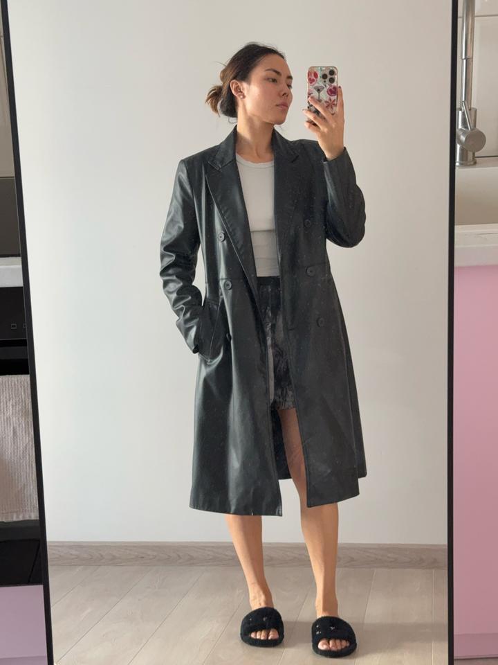 Приталенный кожаный черный плащ ZARA