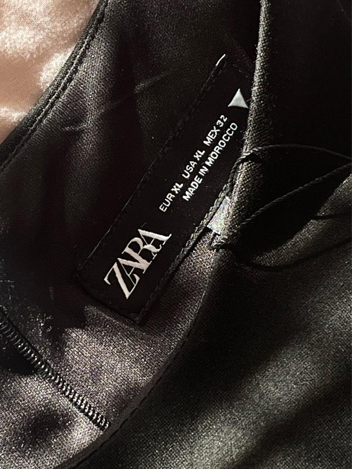Черное платье Zara с вырезами и стразами