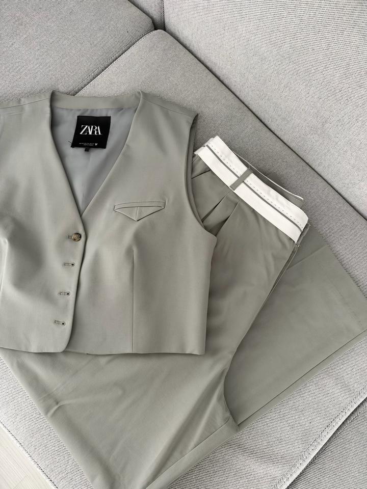 Костюм ZARA из жилета и брюк