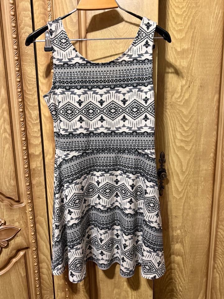 Стильное платье H&M с этническим принтом