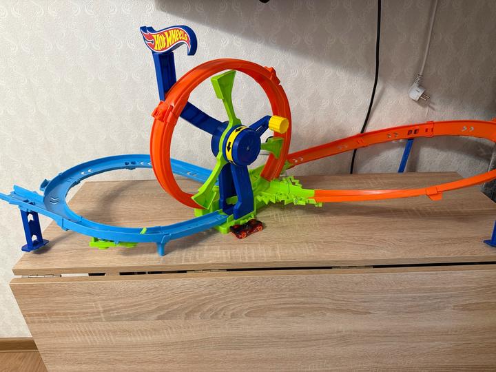Трек Hot Wheels с машинкой