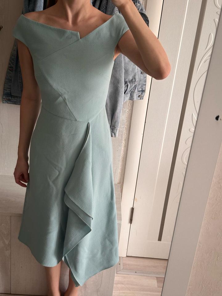 Платье миди с открытыми плечами от Roland mouret